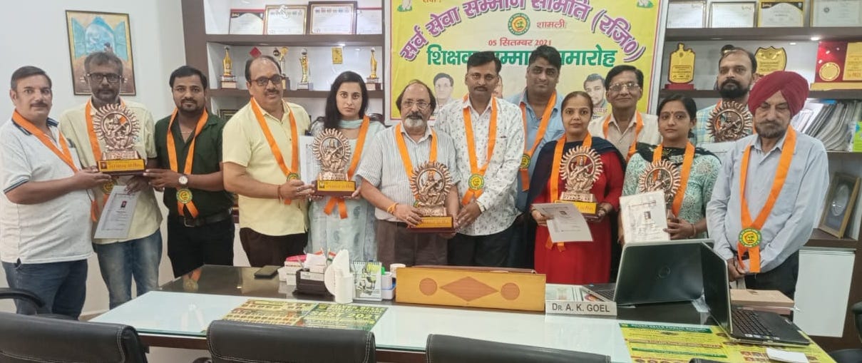 शामली के सिल्वर बेल्स स्कूल में शिक्षकों को सम्मानित करते सर्व सेवा उत्तथान समिति के सदस्य।