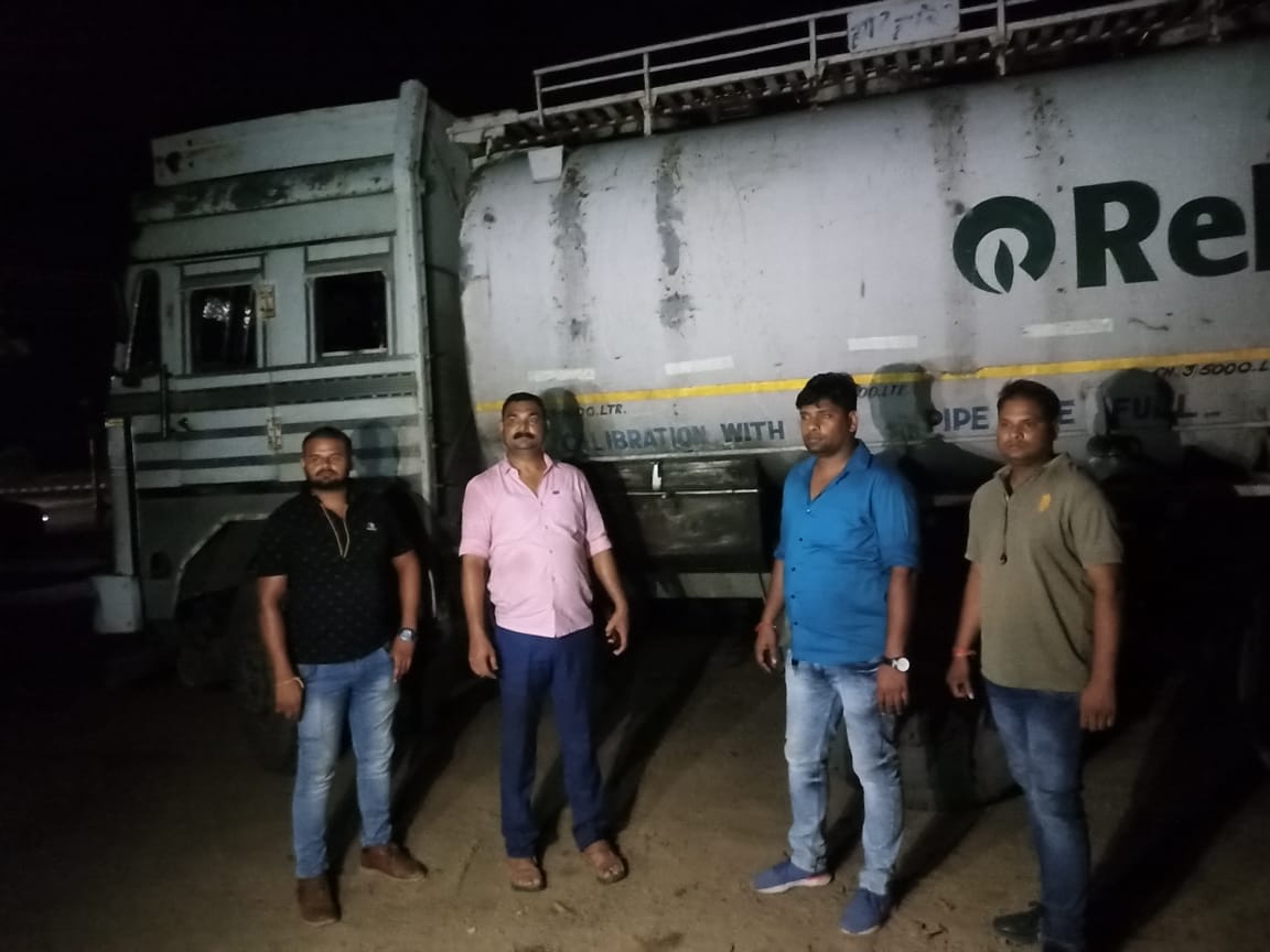 पुलिस की गिरफ्त में डीजल टैंकर