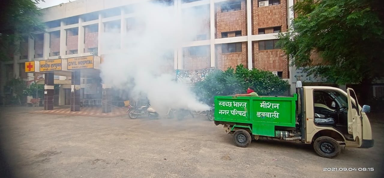 मच्छरों को खत्म करने के लिए फोगिंग करते नगर परिषद कर्मी मच्छरों को खत्म करने के लिए फोगिंग करते नगर परिषद कर्मी