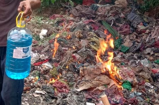 फोटो-10- आग लगाए जाने के बाद जलता कूड़ा व उसमें पड़ी दवाएं। संवाद फोटो-10- आग लगाए जाने के बाद जलता कूड़ा व उसमें पड़ी दवाएं। संवाद
