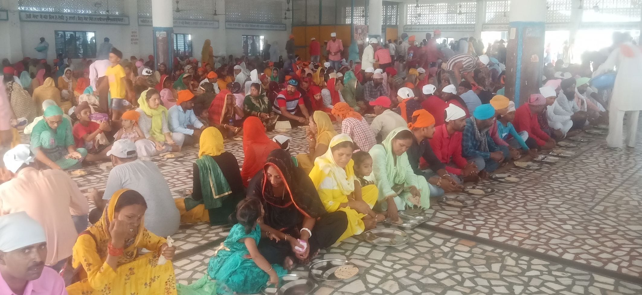 नानकमत्ता में अमावस्या पर्व पर गुरुद्वारा श्री नानकमत्ता साहिब के लंगर हाल में लंगर छकते श्रद्ध