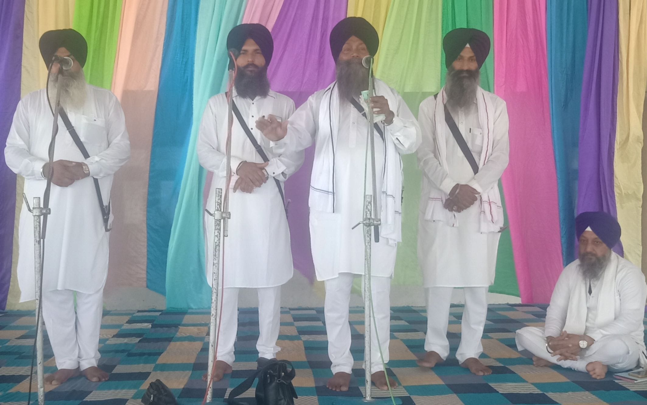 नानकमत्ता में अमावस्या पर्व पर धार्मिक दीवान में संगत को निहाल करता लखमीर सिंह टेढ़ी का कविसरी ज?