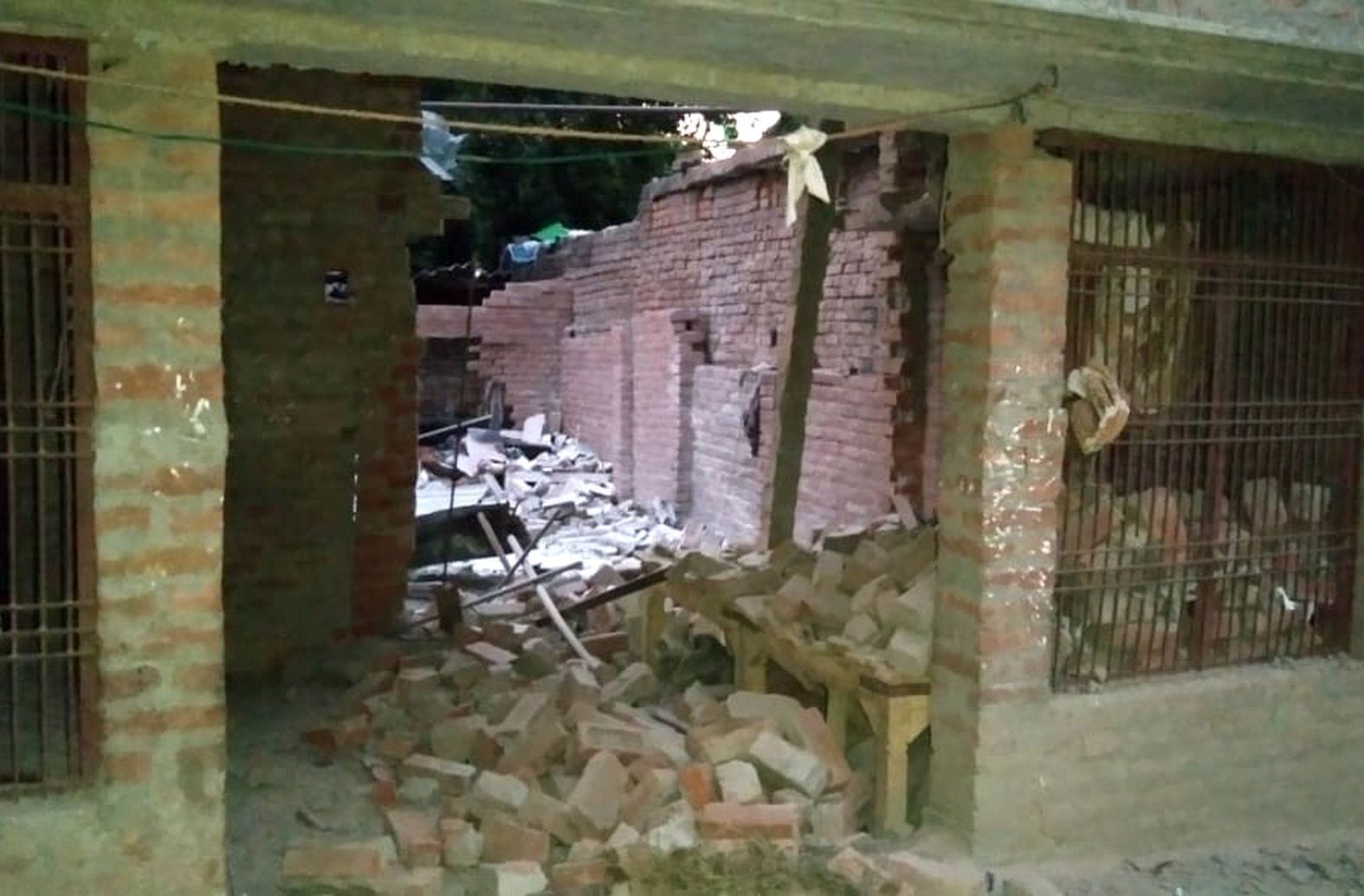 अंबेडकरनगर के भीटी में बारूद फटने के चलते क्षतिग्रस्त हुआ घर।