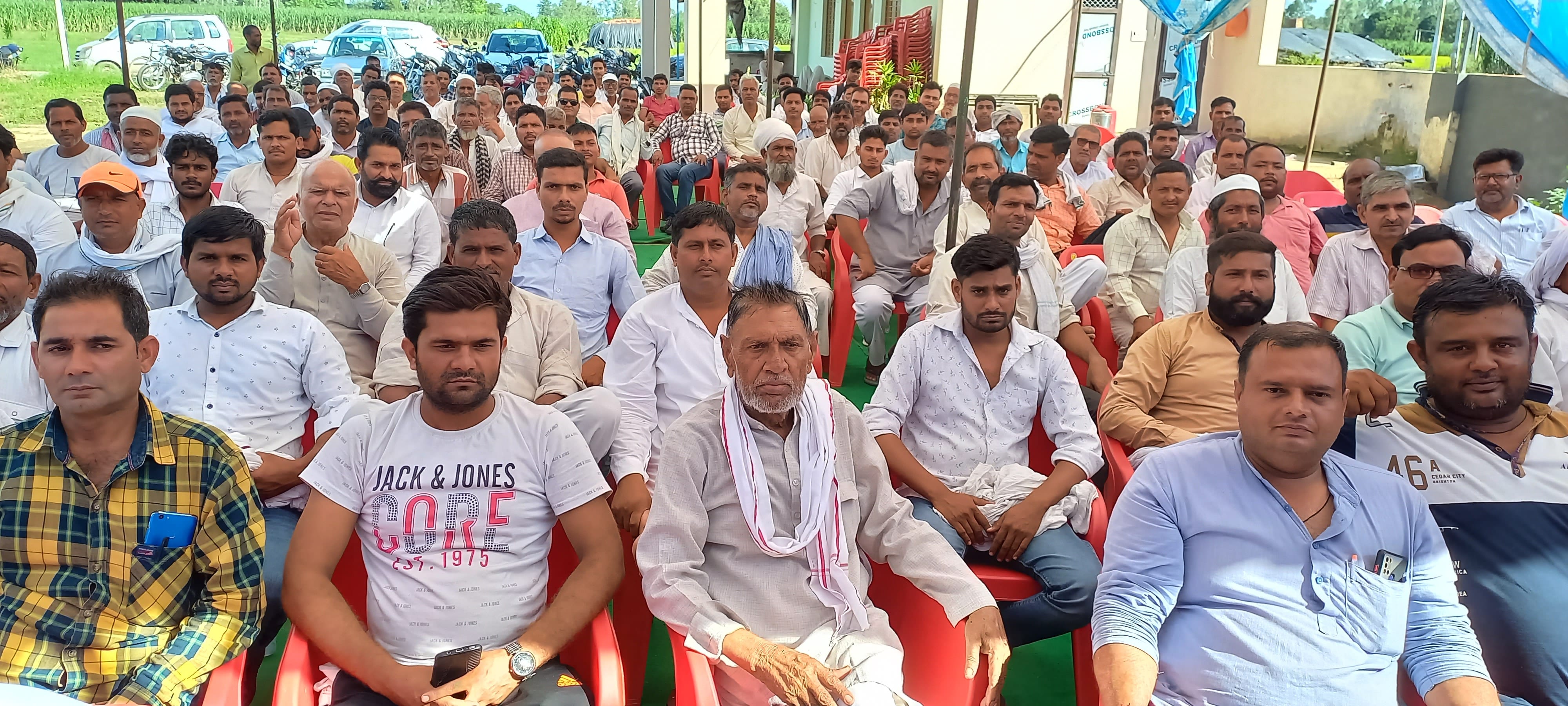 कस्बा भोकरहेड़ी बैठक में मौजूद कोल्हू,क्रेशर स्वामी ।