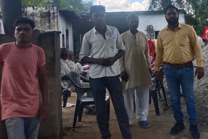 पुरकाजी के गांव झबरपुर में बारिश में गिरे मकान का निरीक्षण करते कानूनगो पुरकाजी के गांव झबरपुर में बारिश में गिरे मकान का निरीक्षण करते कानूनगो