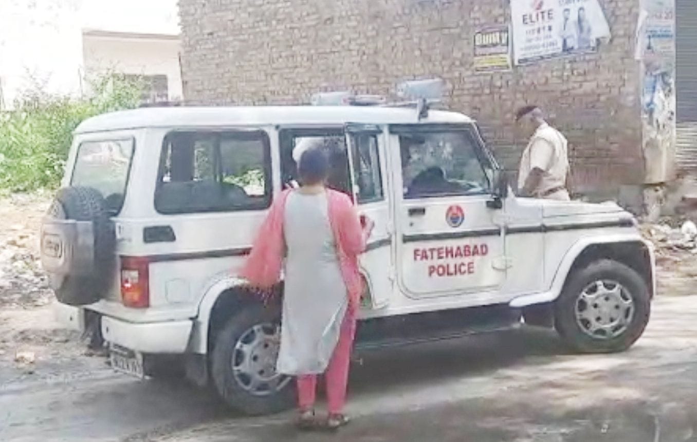 बयान लेने के बाद जाती महिला पुलिस की टीम।