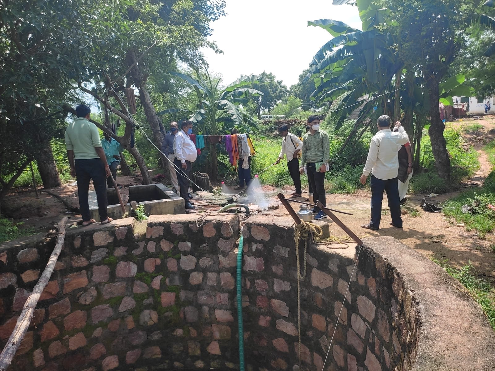 ग्राम बिहारीपुरा में छिड़काव करती मलेरिया टीम ग्राम बिहारीपुरा में छिड़काव करती मलेरिया टीम