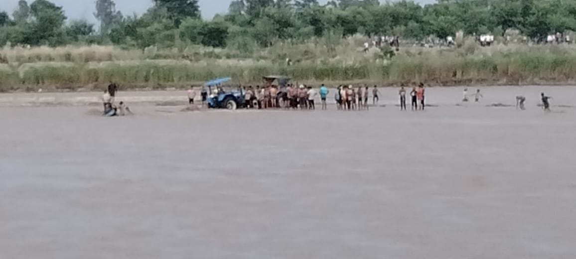 ट्रैक्टर से बांध कर दूसरे ट्रैक्टर को निकालते ग्रामीण। ट्रैक्टर से बांध कर दूसरे ट्रैक्टर को निकालते ग्रामीण।