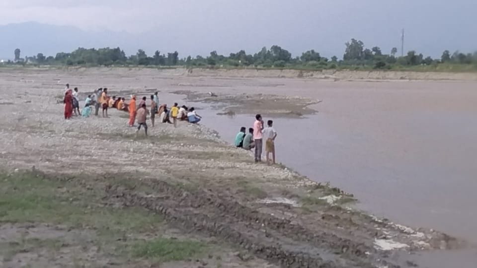 घटना के बाद मौके पर जमा भीड़। घटना के बाद मौके पर जमा भीड़।