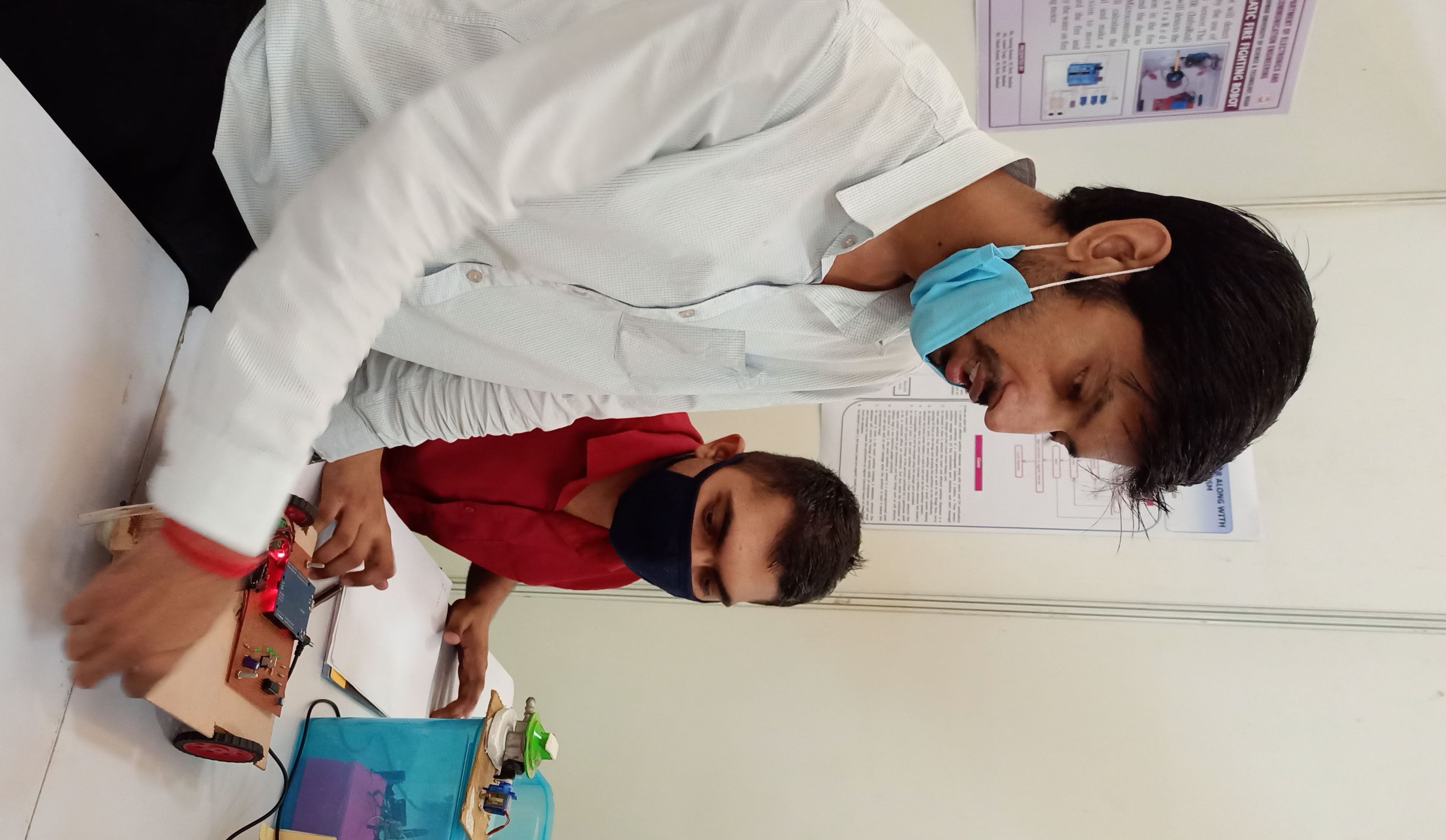 फायर फाइटिंग रोबोट सिस्टम मॉडल की जानकारी देता विद्यार्थी।