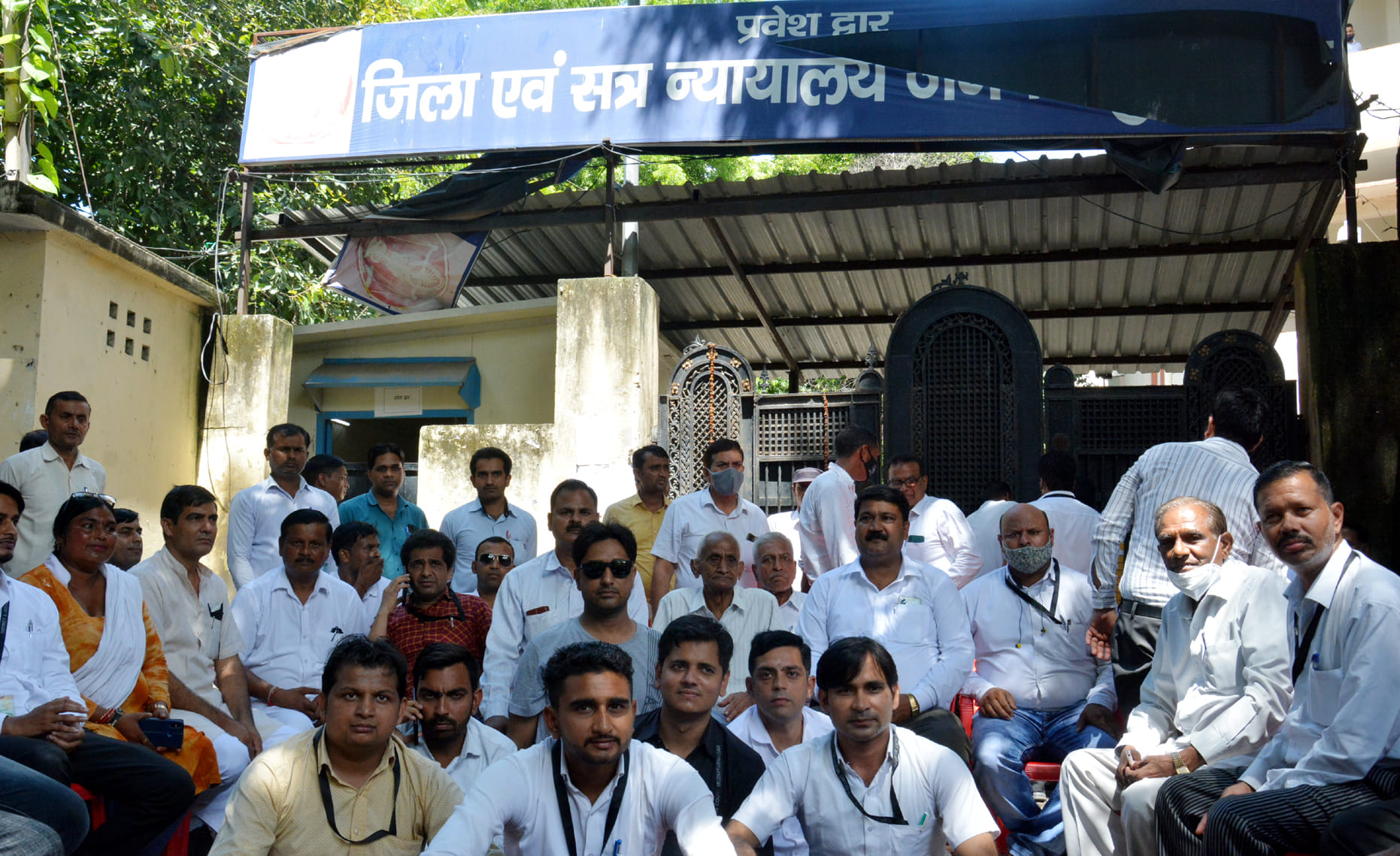 सत्र न्यायालय के मुख्यद्वार पर धरना देते अधिवक्ता । सत्र न्यायालय के मुख्यद्वार पर धरना देते अधिवक्ता ।