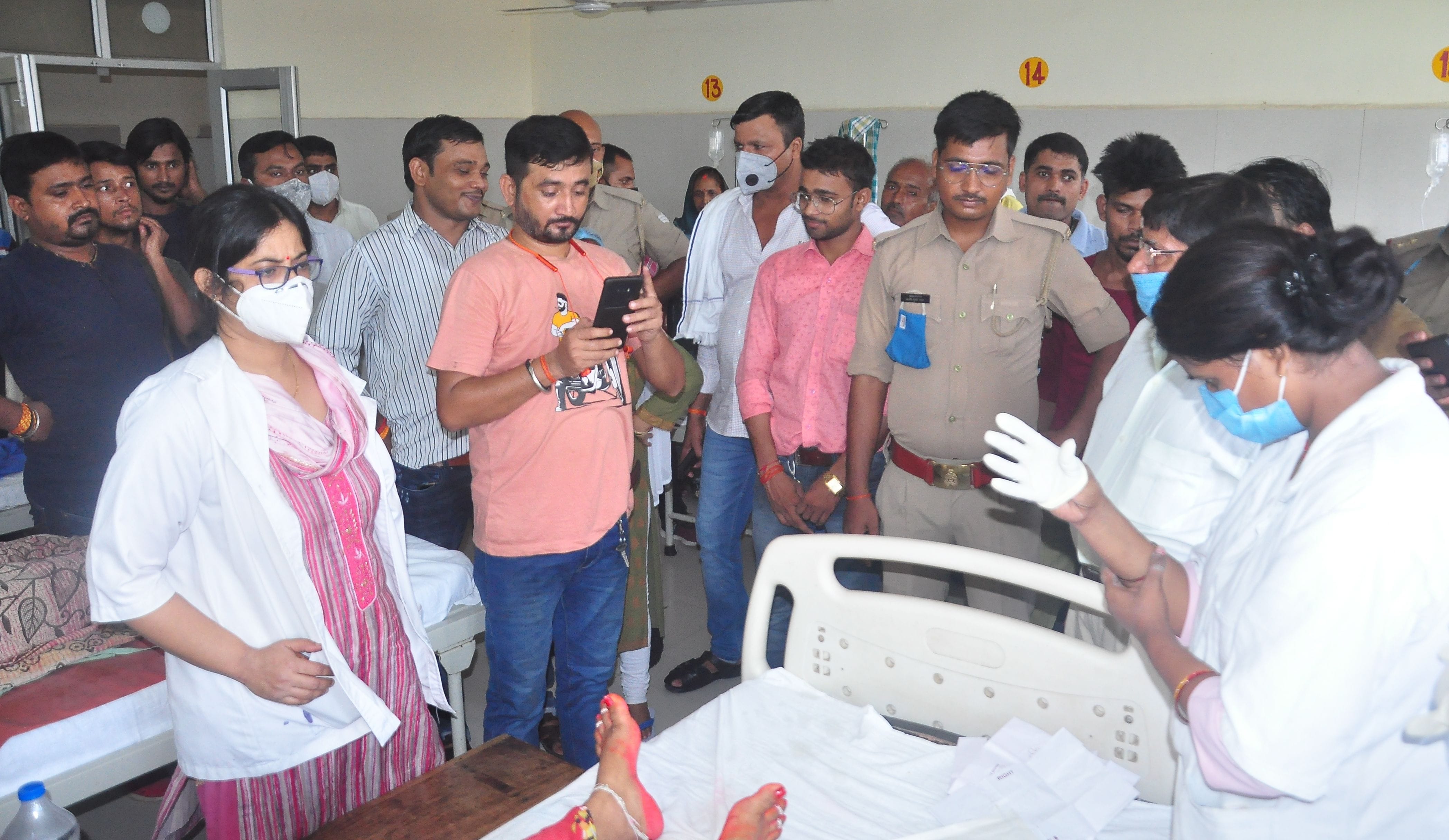 महिला अस्पताल में नवजात शिशु के बदलने के दुसरे दिन वार्ड में परिजनों द्वारा हंगामा करने के दौरान महिला अस्पताल में नवजात शिशु के बदलने के दुसरे दिन वार्ड में परिजनों द्वारा हंगामा करने के दौरान