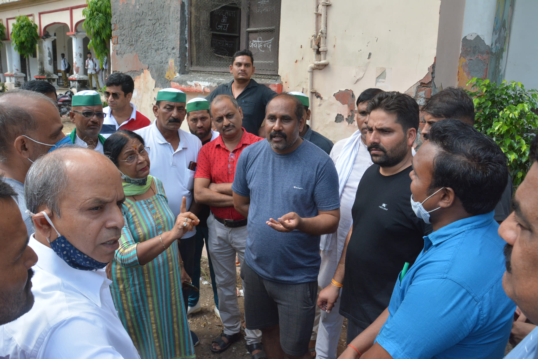 मुजफ्फरनगर के राजकीय कालेज में पंचायत के बाद फैली गंदगी की सफाई को लेकर दौरान पालिका चेयरपर्सन व मुजफ्फरनगर के राजकीय कालेज में पंचायत के बाद फैली गंदगी की सफाई को लेकर दौरान पालिका चेयरपर्सन व