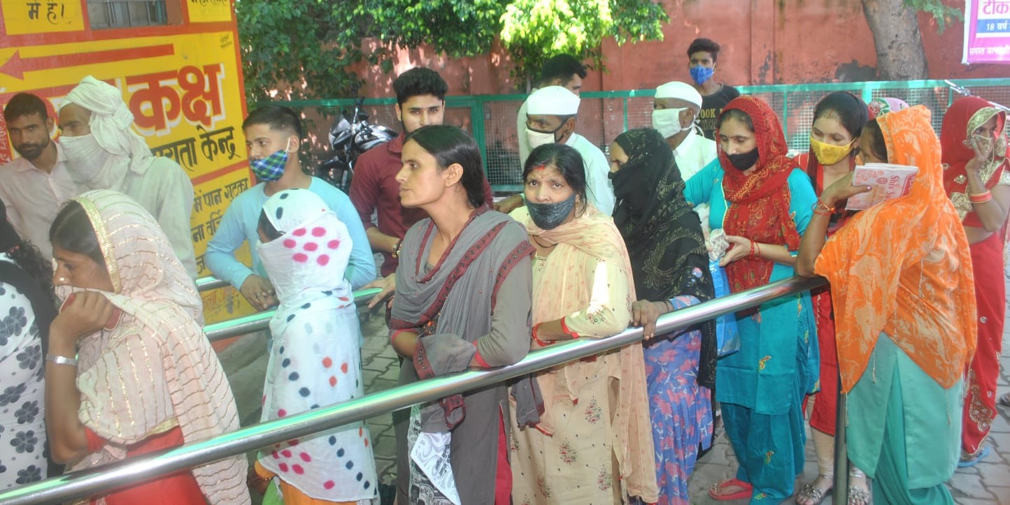 शामली सीएचसी में पर्ची बनवाने के लिये लगी लाइन शामली सीएचसी में पर्ची बनवाने के लिये लगी लाइन