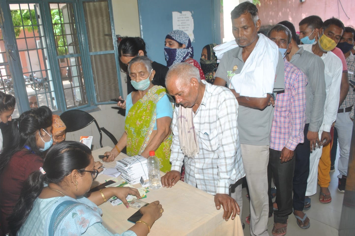 शामली सीएचसी में टीका लगवाने के लिये लगी भीड शामली सीएचसी में टीका लगवाने के लिये लगी भीड
