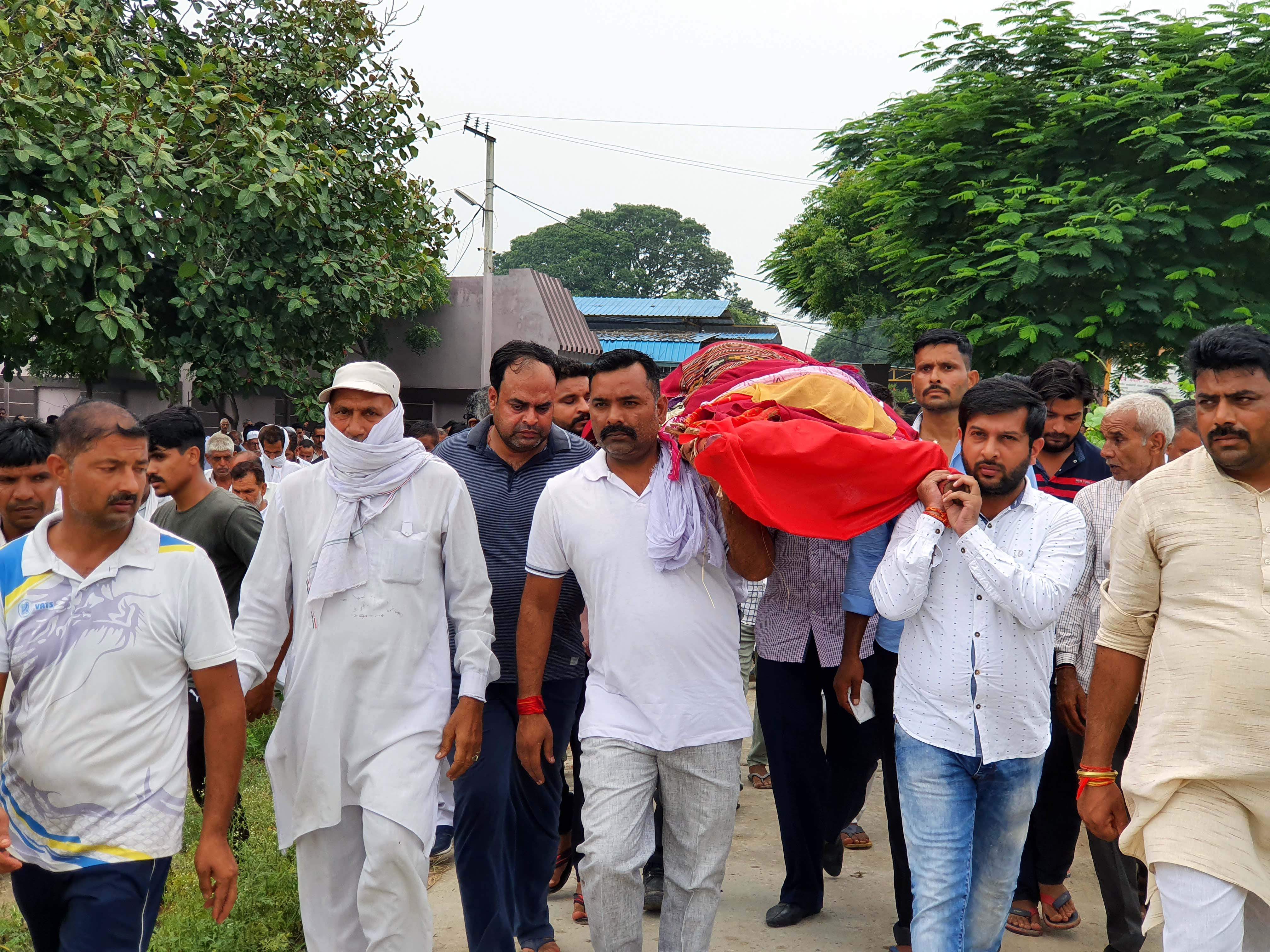 शामली जिले के कैराना में भाजपा नेता अनिल चौहान की पत्नी के शव को कंधा देते ब्लाक प्रमुख हर्षल चौध? शामली जिले के कैराना में भाजपा नेता अनिल चौहान की पत्नी के शव को कंधा देते ब्लाक प्रमुख हर्षल चौध?