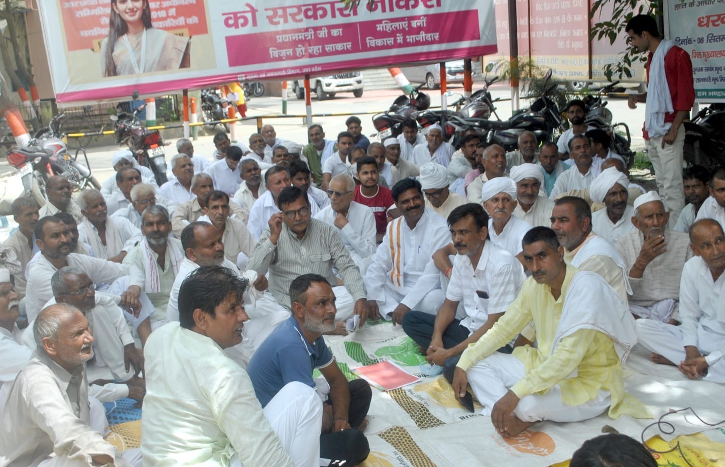 शामली कलेक्ट्रेट में धरने पर बैठे भारतीय किसान संघ के सदस्य शामली कलेक्ट्रेट में धरने पर बैठे भारतीय किसान संघ के सदस्य