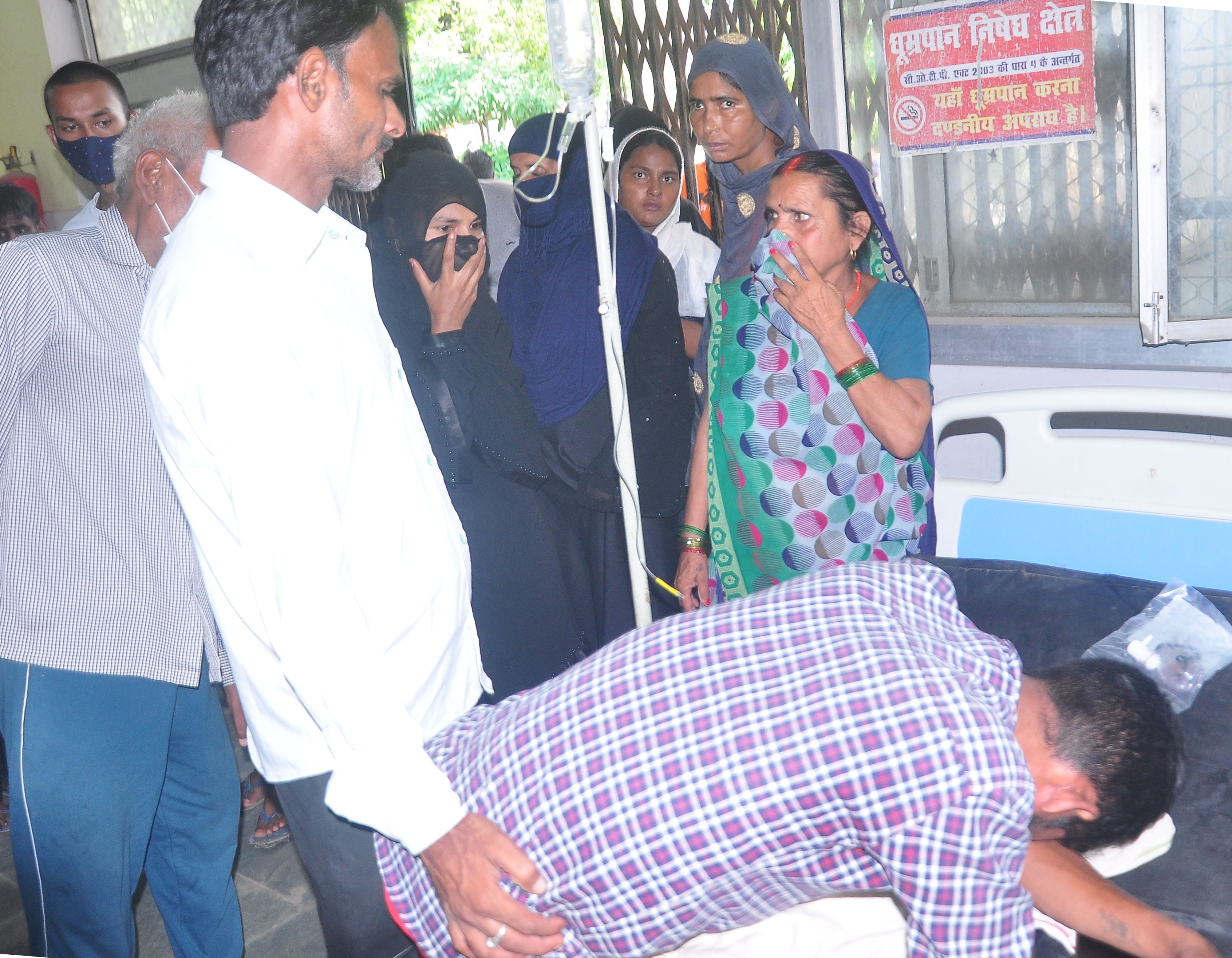 मेडिकल कालेज इमरजेंसी में वायरल फीवर से बच्चे की मौत पर बिलखते परिजन। संवाद मेडिकल कालेज इमरजेंसी में वायरल फीवर से बच्चे की मौत पर बिलखते परिजन। संवाद
