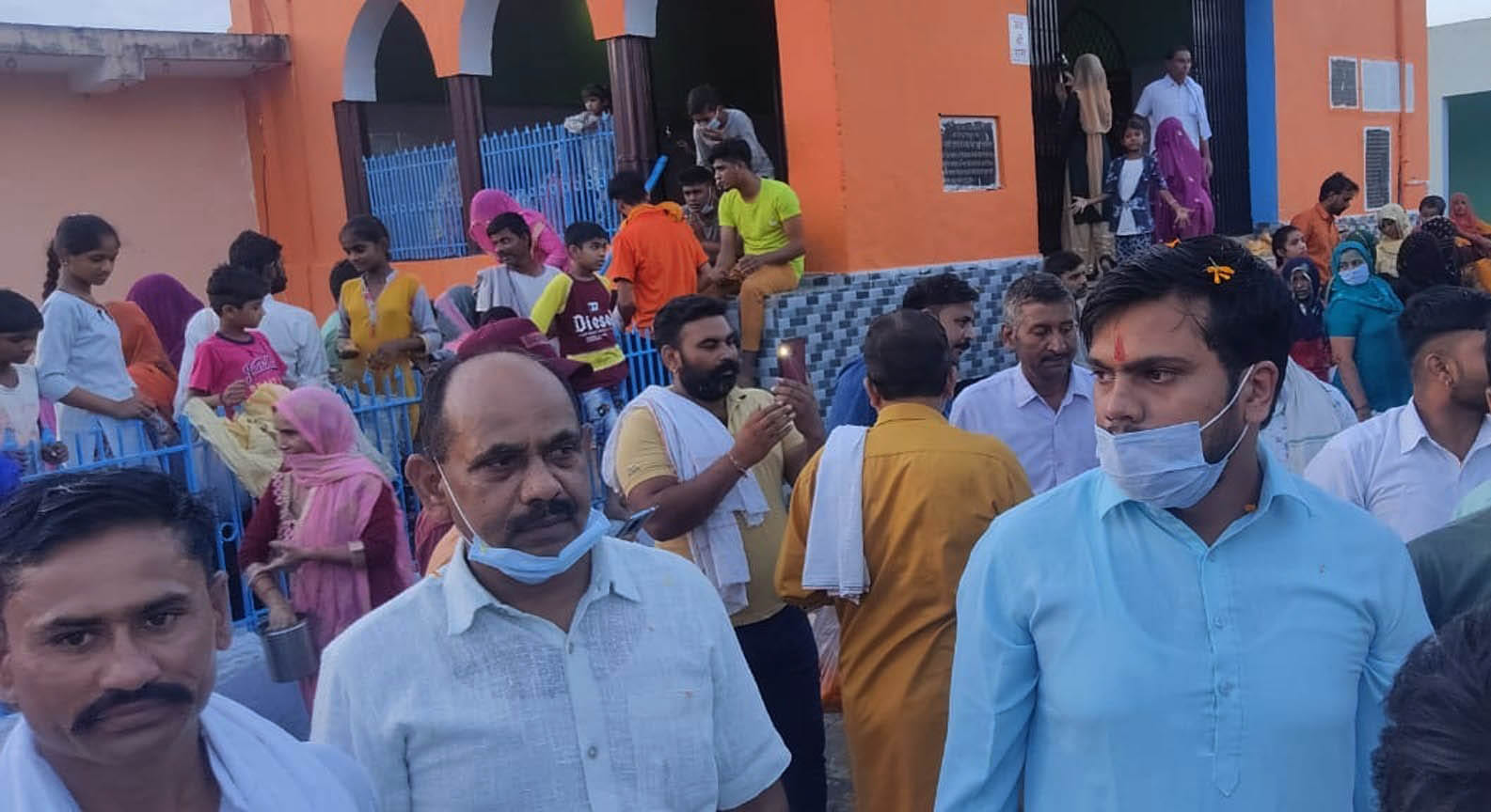 दूधली म्हाड़ी पर प्रसाद चढ़ाने पहुंचे श्रद्धालु। दूधली म्हाड़ी पर प्रसाद चढ़ाने पहुंचे श्रद्धालु।