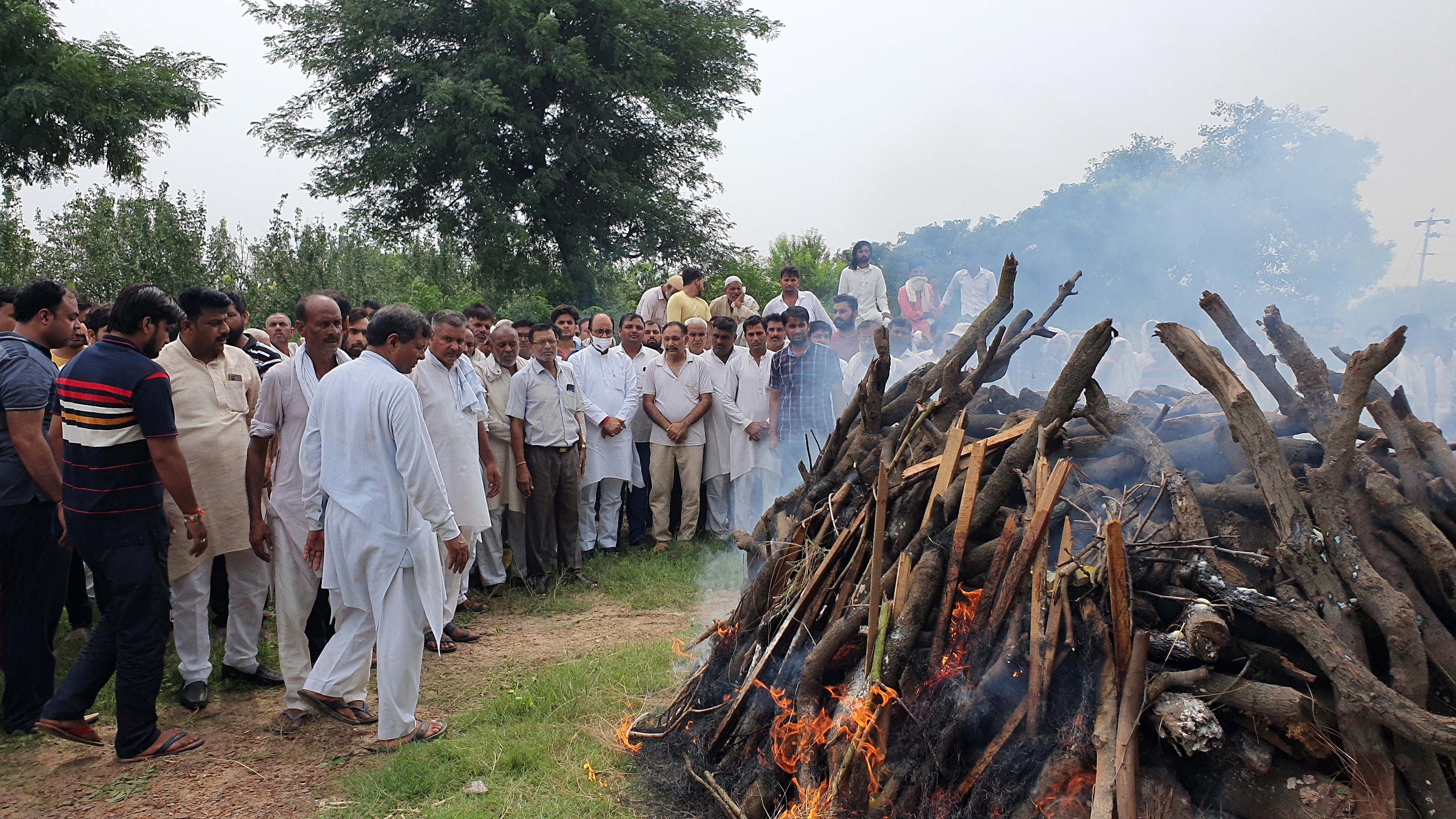 शामली। कैराना में मायापुर फार्म हाउस पर अंतिम संस्कार में शामिल होते सांसद प्रदीप चौधरी तथा साथ ? शामली। कैराना में मायापुर फार्म हाउस पर अंतिम संस्कार में शामिल होते सांसद प्रदीप चौधरी तथा साथ ?