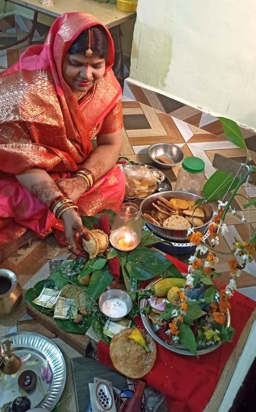 फोटो-11- हरितालिका तीज पर निर्जला व्रत रहने के दौरान कोविड नियमों का पालन कर घर में पूजन करती महिला?