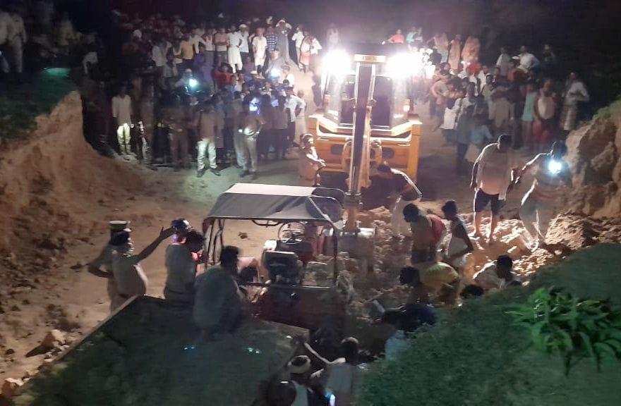 फोटो-38- जेसीबी की मदद से बचाव कार्य में जुटे मजदूर व पुलिसकर्मी। संवाद फोटो-38- जेसीबी की मदद से बचाव कार्य में जुटे मजदूर व पुलिसकर्मी। संवाद
