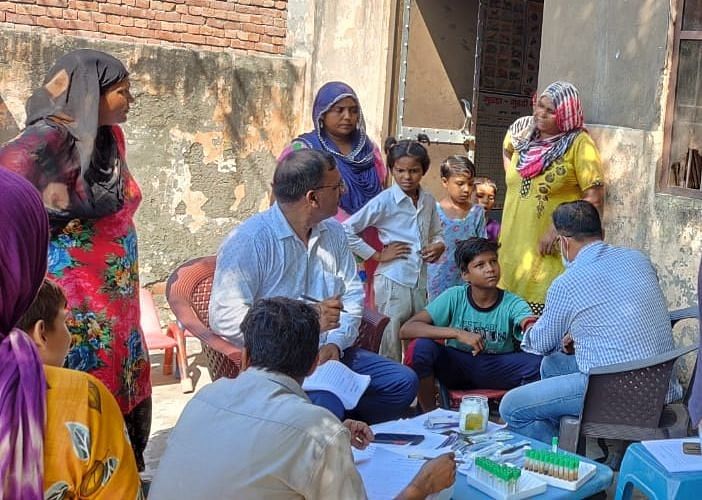 48 बच्चों समेत 120 के लिए सैंपल पानीपत। सीरो सर्वे के दौरान नौल्था क्षेत्र में सैंपल लेते हुए ।