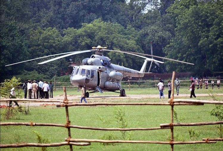 president visit in prayagraj : राष्ट्रपति रामनाथ कोविंद के आगमने के मद्देनजर पोलो ग्राउंड पर सेना ने हेलीकॉप्टर उतारकर किया अभ्यास।