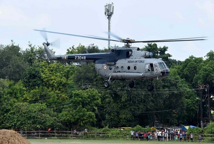 president visit in prayagraj : राष्ट्रपति रामनाथ कोविंद के आगमने के मद्देनजर पोलो ग्राउंड पर हेलीकॉप्टर उतारकर अभ्यास करते सेना के जवान।