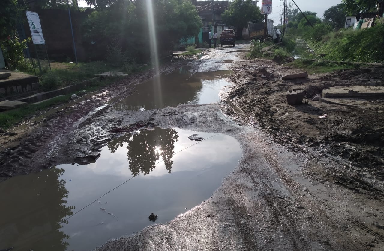 पिसनारी में रोड में गहरे गड्ढे व भरा पानी