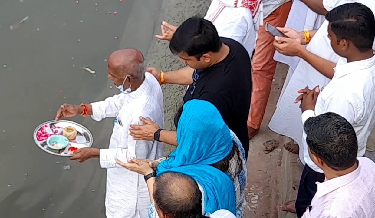 यमुना जी की पूजा करते भाजपा के पूर्व राष्ट्रीय महामंत्री व विचारक