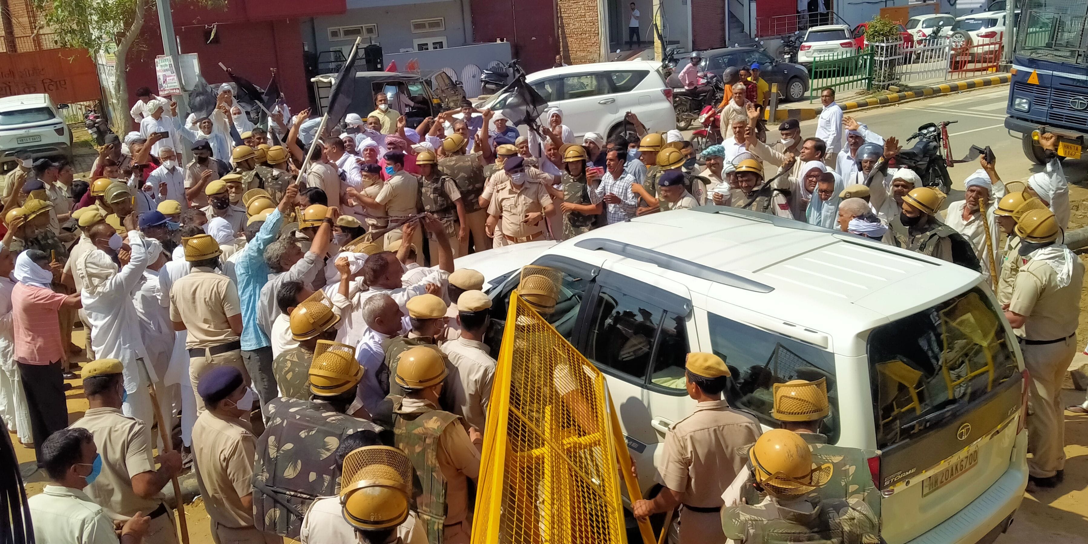 विधायक की गाड़ी के सामने अड़कर काले झंडे दिखाते प्रदर्शनकारी। विधायक की गाड़ी के सामने अड़कर काले झंडे दिखाते प्रदर्शनकारी।