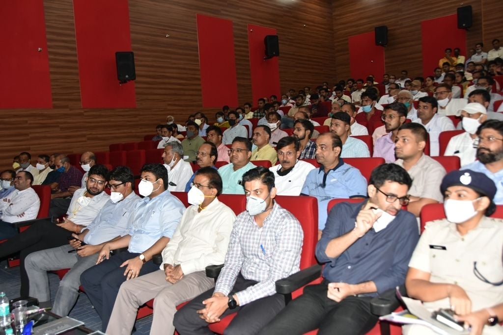 सेमिनार में मौजूद अधिकारी और स्वयंसेवी संस्थाओं के लोग। संवाद सेमिनार में मौजूद अधिकारी और स्वयंसेवी संस्थाओं के लोग। संवाद