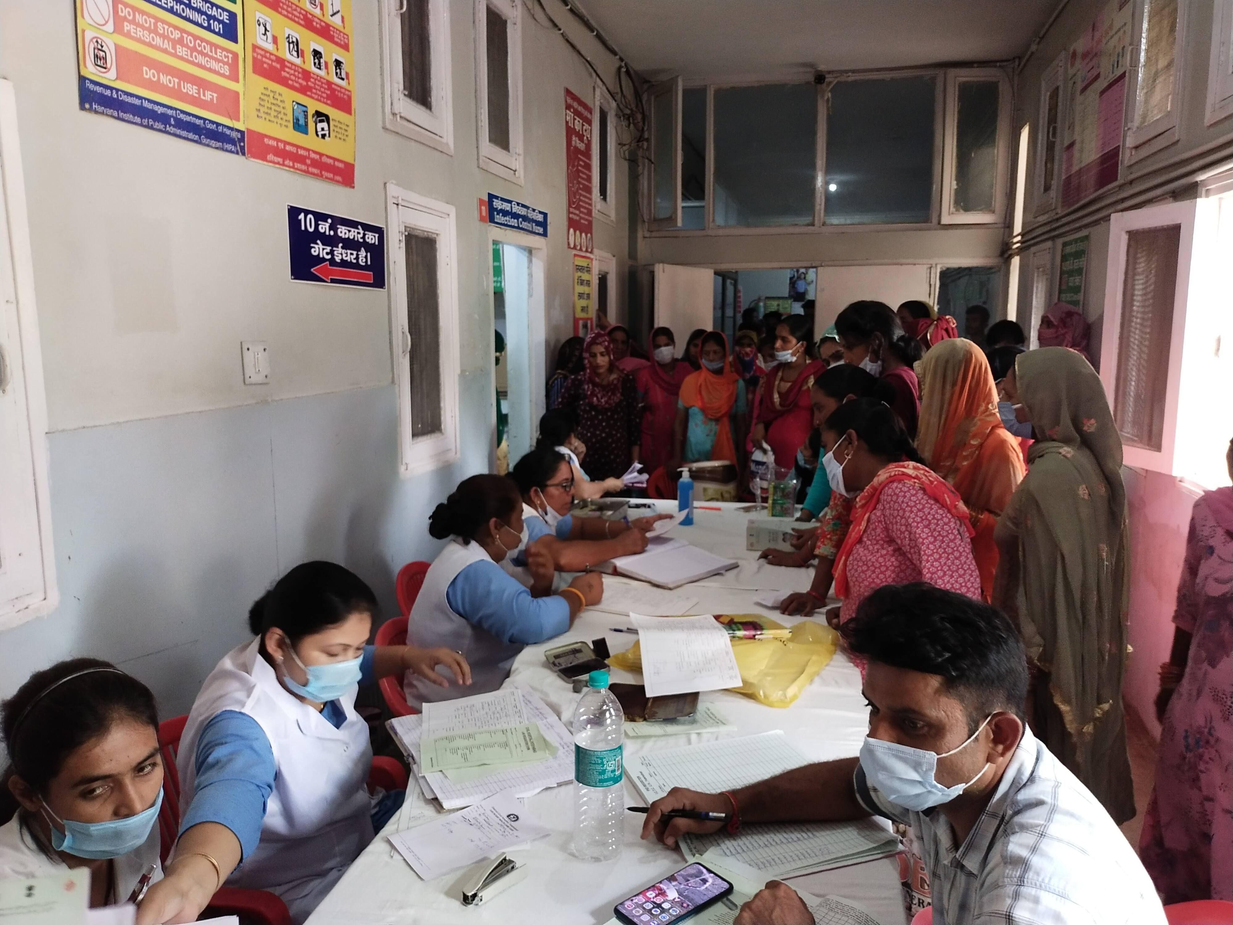 नागरिक अस्पताल में गैलरी में लगाया गया प्रधानमंत्री सुरक्षित मातृत्व कैंप।