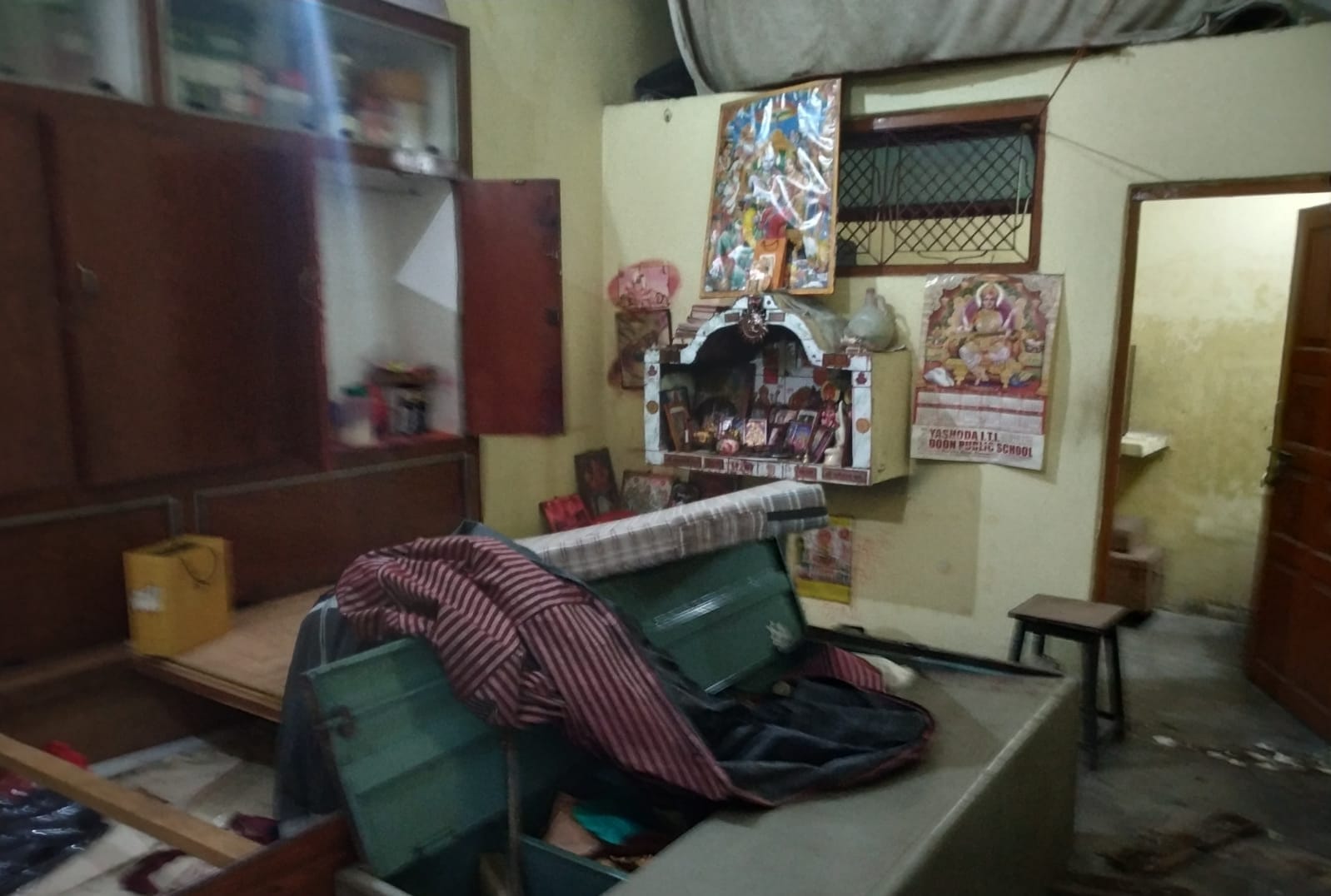 घर में तोड़फोड़ के बाद जमीन पर गिरी अलमारी व बिखरा सामान घर में तोड़फोड़ के बाद जमीन पर गिरी अलमारी व बिखरा सामान