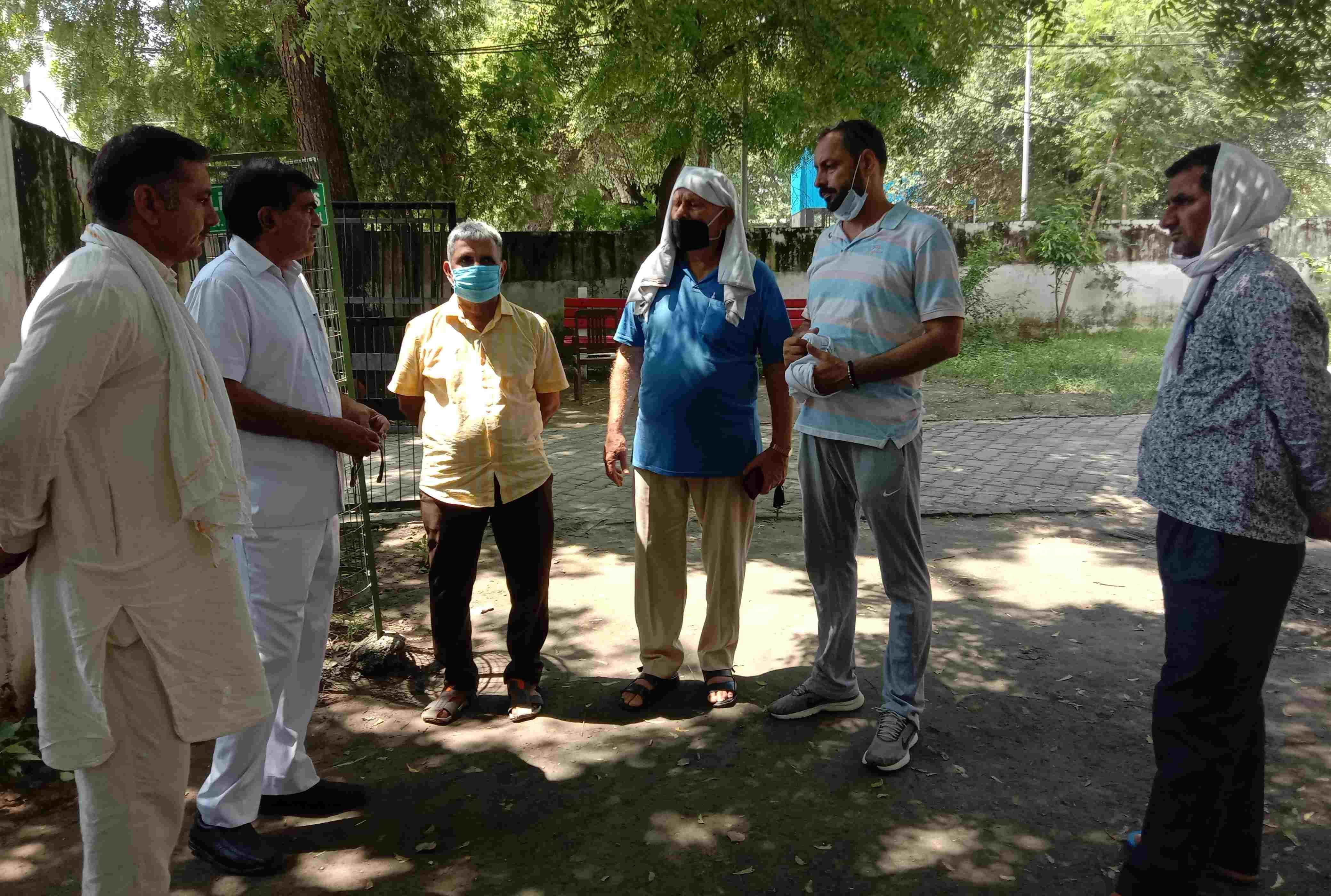 बुजुर्ग की मौत के बाद सामान्य अस्पताल में पहुंचे परिजन। संवाद