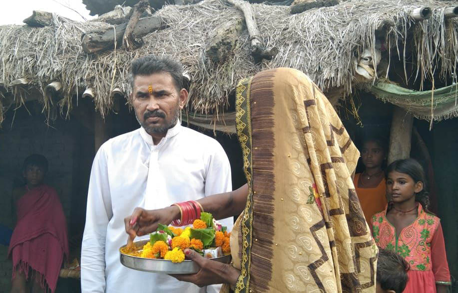 बांदा : रामबहादुर के स्वागत पर पूजा का थाल लिए मां कुसुमा। बांदा : रामबहादुर के स्वागत पर पूजा का थाल लिए मां कुसुमा।