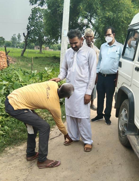 बांदा : रामबहादुर के पैर छूता उसका भाई मैकू। संवाद बांदा : रामबहादुर के पैर छूता उसका भाई मैकू। संवाद