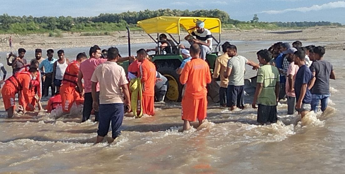 कोसी नदी में मां-बेटी को ढूढ़ती एनडीआरएफ व एसडीआरएफ की टीम। कोसी नदी में मां-बेटी को ढूढ़ती एनडीआरएफ व एसडीआरएफ की टीम।