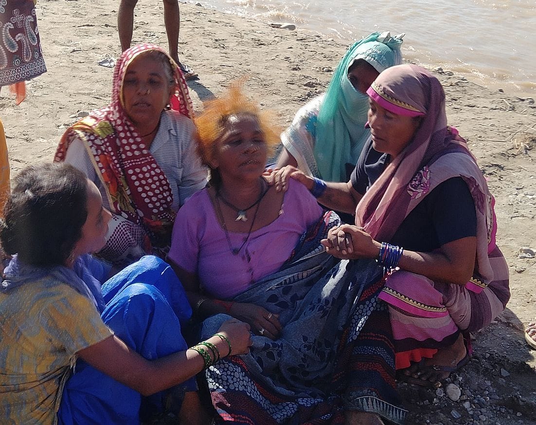 कोसी नदी किनारे रोते-बिलखते मृतक के परिजन। कोसी नदी किनारे रोते-बिलखते मृतक के परिजन।