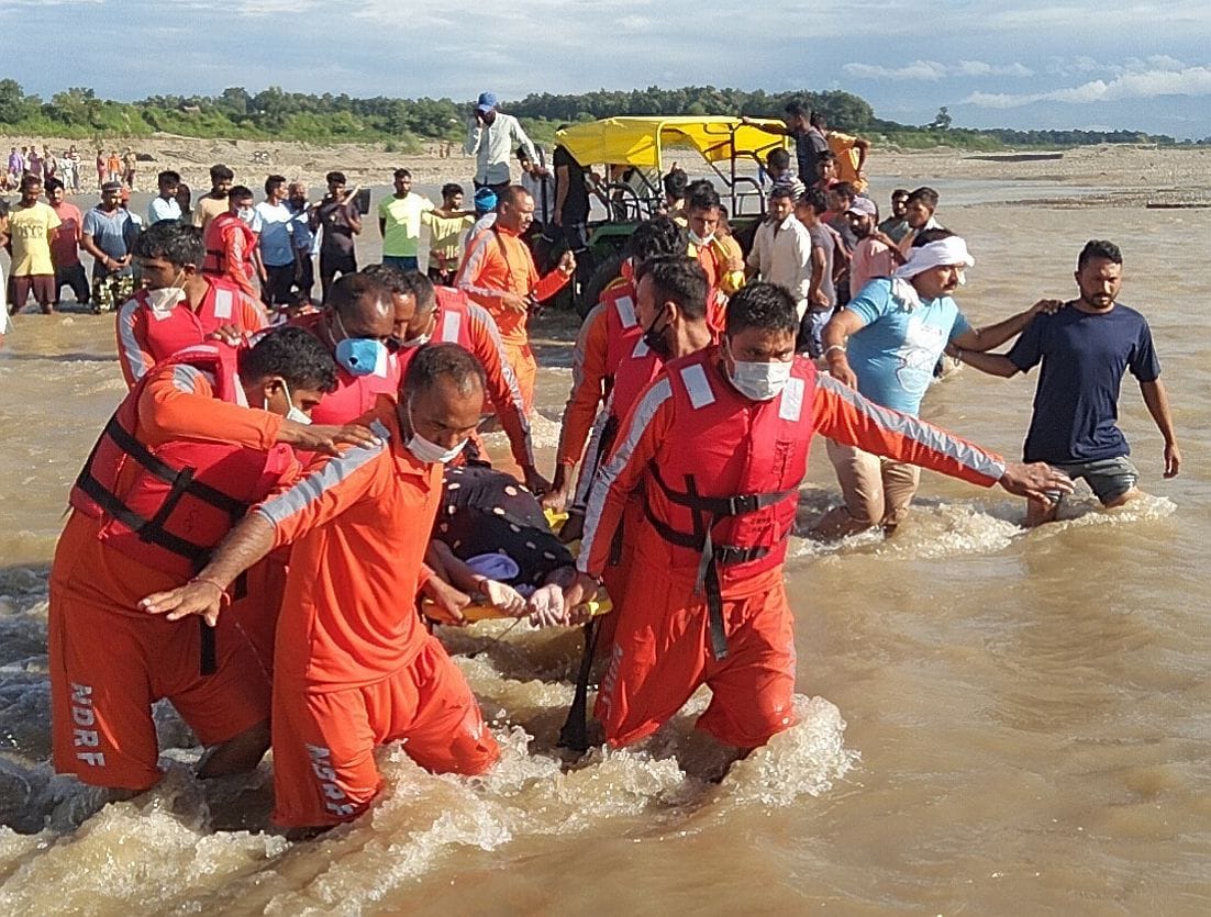 एनडीआरएफ टीम कोसी नदी से महिला का शव लाती हुई। एनडीआरएफ टीम कोसी नदी से महिला का शव लाती हुई।