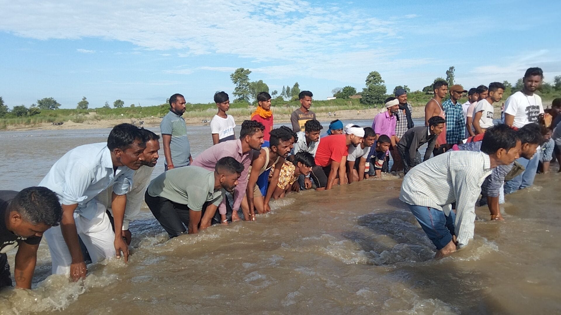 कोसी नदी में एनडीआरएफ ऑपरेशन के दौरान बहते हुए शव को रोकते ग्रामीण। कोसी नदी में एनडीआरएफ ऑपरेशन के दौरान बहते हुए शव को रोकते ग्रामीण।