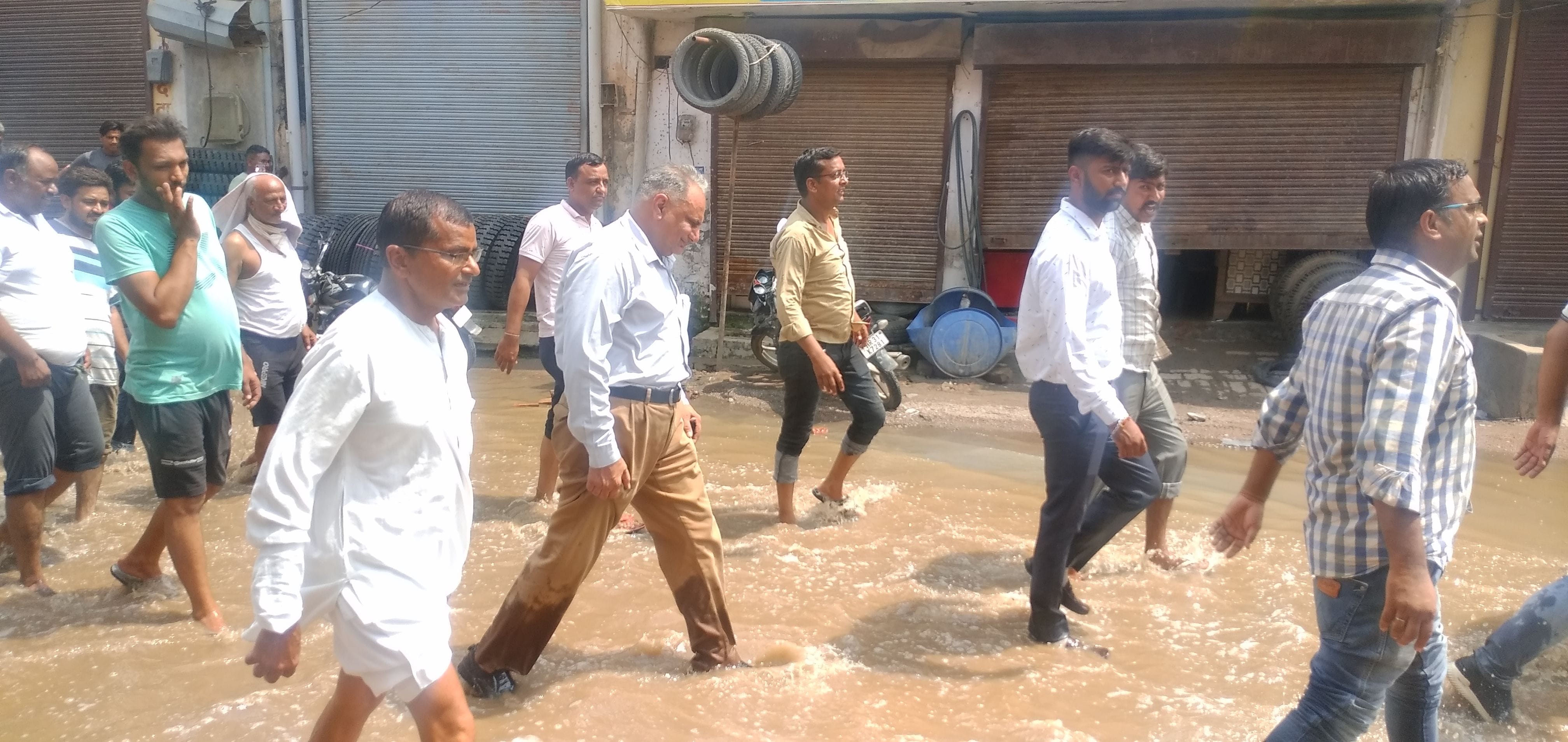 दूषित पानी से होकर गुजरते नगर परिषद के एमई भूपेंद्र सिंह। संवाद दूषित पानी से होकर गुजरते नगर परिषद के एमई भूपेंद्र सिंह। संवाद