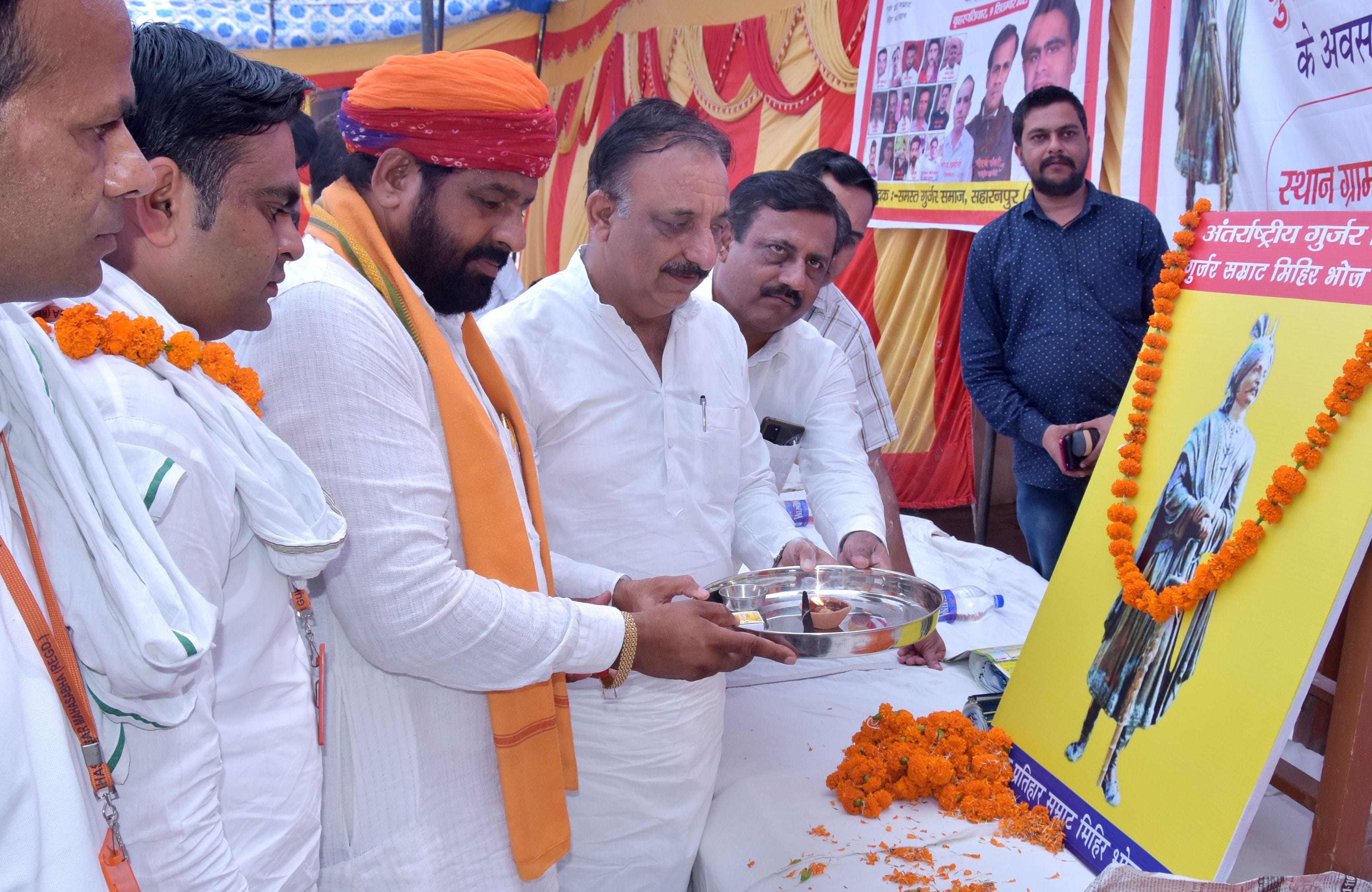 कांकरकुई में गुर्जर सम्राट मिहिर भोज की जयंती पर आयोजित कार्यक्रम में चित्र पर दीप जलाकर कार्यक?