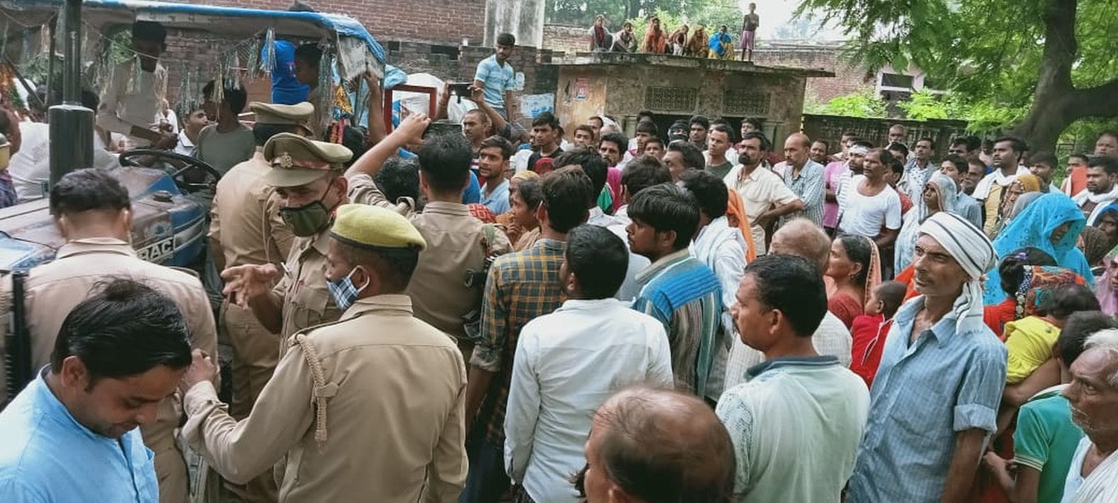 कार्रवाई की मांग को लेकर जाम लगाए ग्रामीण। संवाद