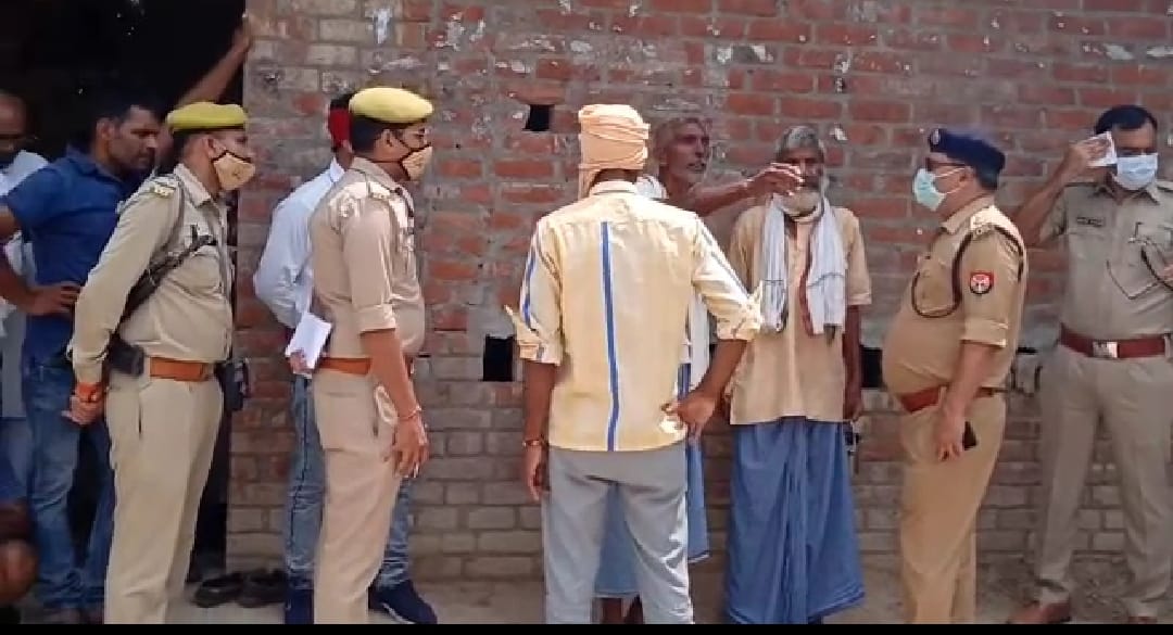 घटनास्थल पर मृतका के पिता रामकिशुन से पूछताछ करते एसएसपी डा. बृजेश कुमार सिंह घटनास्थल पर मृतका के पिता रामकिशुन से पूछताछ करते एसएसपी डा. बृजेश कुमार सिंह