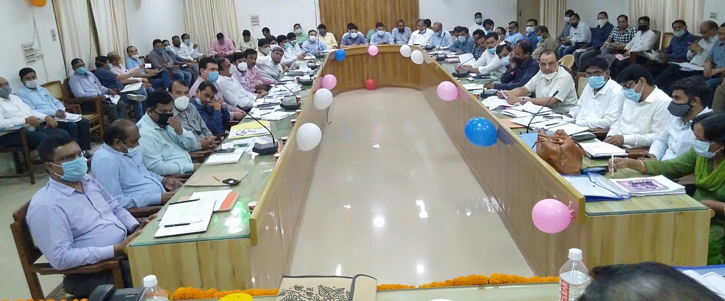 शामली कलेक्ट्रेट सभागार में आयोजित बैठक में भाग लेते अधिकारी शामली कलेक्ट्रेट सभागार में आयोजित बैठक में भाग लेते अधिकारी