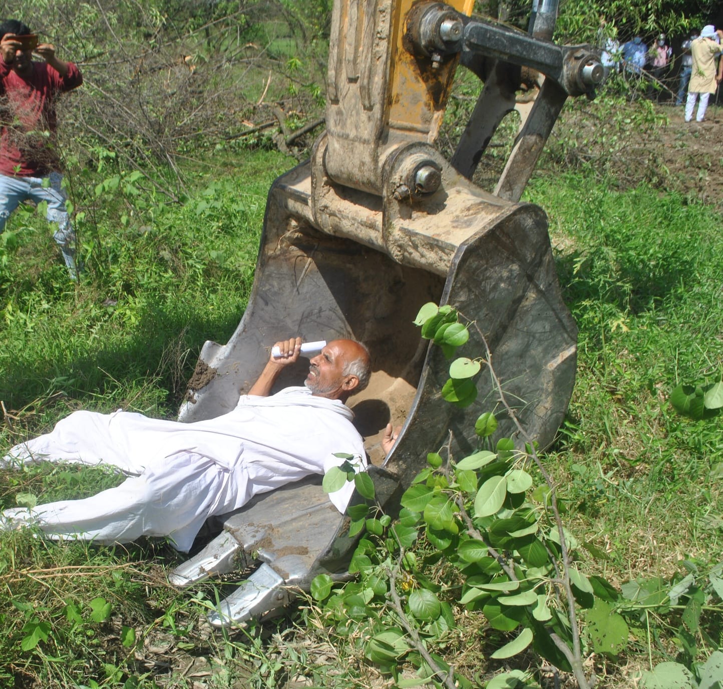 शामली गोहरनी के जंगल में हरे पेड कटने पर जेसीबी मशीन के सामने लेट कर विरोध करता किसान शामली गोहरनी के जंगल में हरे पेड कटने पर जेसीबी मशीन के सामने लेट कर विरोध करता किसान