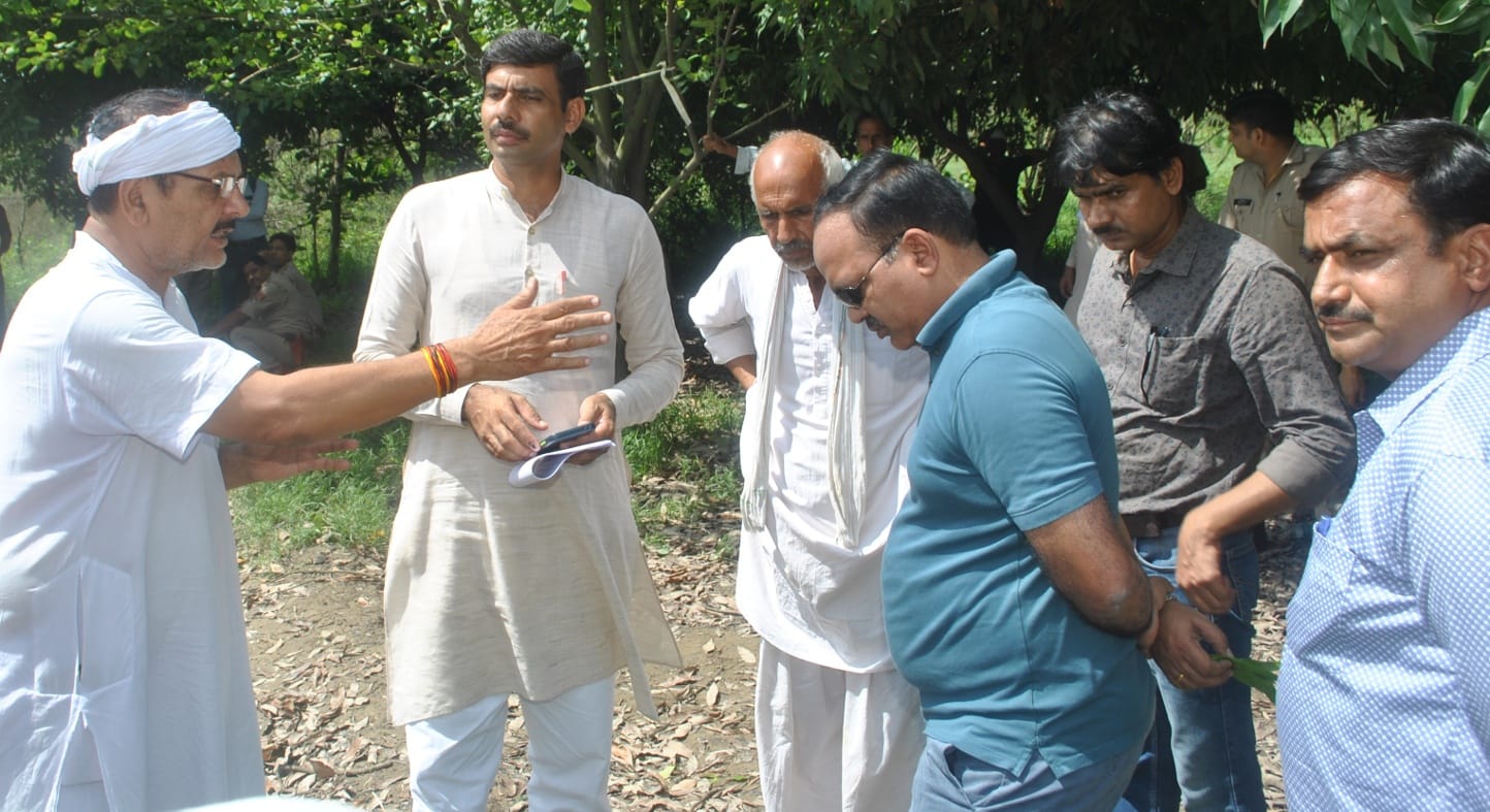 शामली गोहरनी के जंगल में तहसीलदार से वार्ता करते किसान शामली गोहरनी के जंगल में तहसीलदार से वार्ता करते किसान