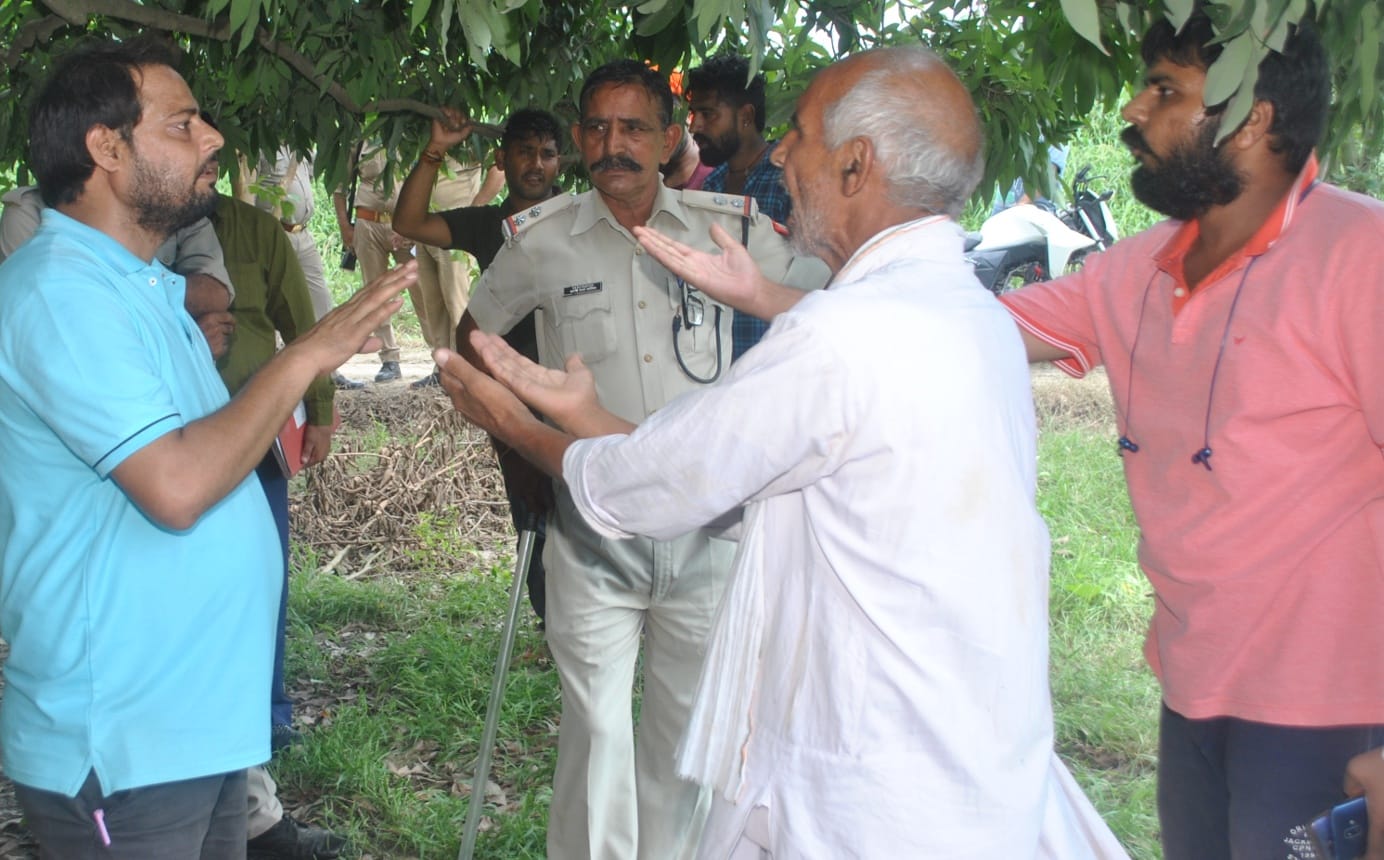 शामली गोहरनी के जंगल में हरे पेड कटने पर हंगामा करते किसान शामली गोहरनी के जंगल में हरे पेड कटने पर हंगामा करते किसान